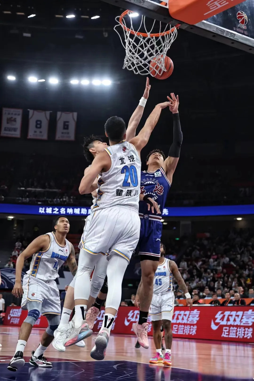 乐鱼官网-上海久事迎CBA季后赛关键赛；冲刺阶段防线松动；信心回归；细节决定成败(cba季后赛集锦上海)
